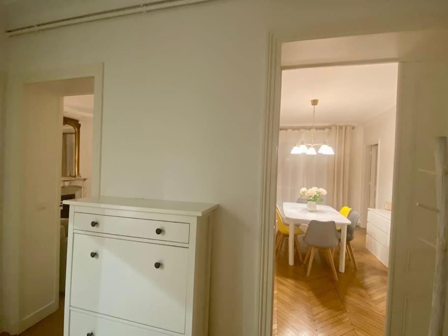 haussmannien, près arc Triomphe Apartment in Paris