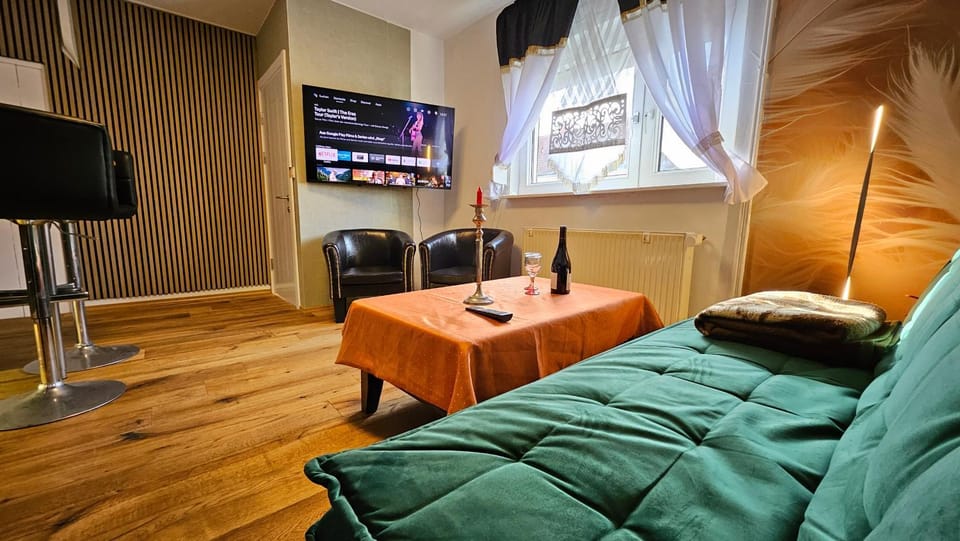 Bed, TV and multimedia, Living room, Photo of the whole room, Seating area, Evening entertainment, Bedroom