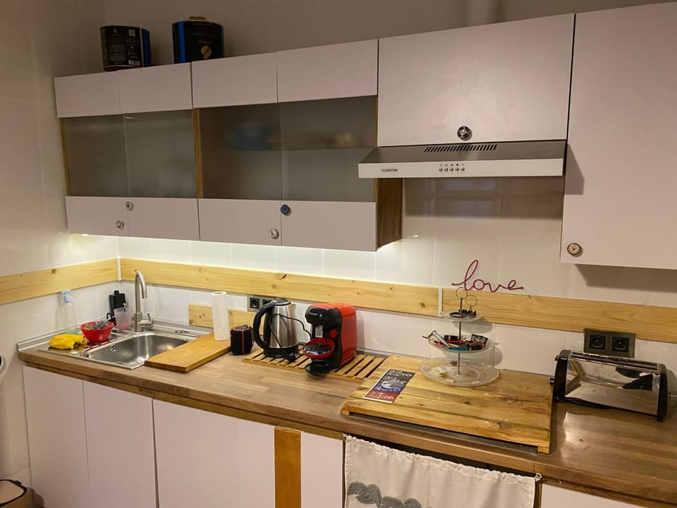 Coffee/tea facilities, Kitchen or kitchenette, stove, toaster
