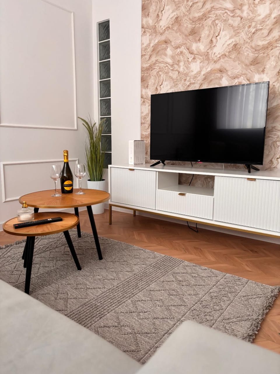 Communal lounge/ TV room, TV and multimedia, Food and drinks, Evening entertainment, Alcoholic drinks
