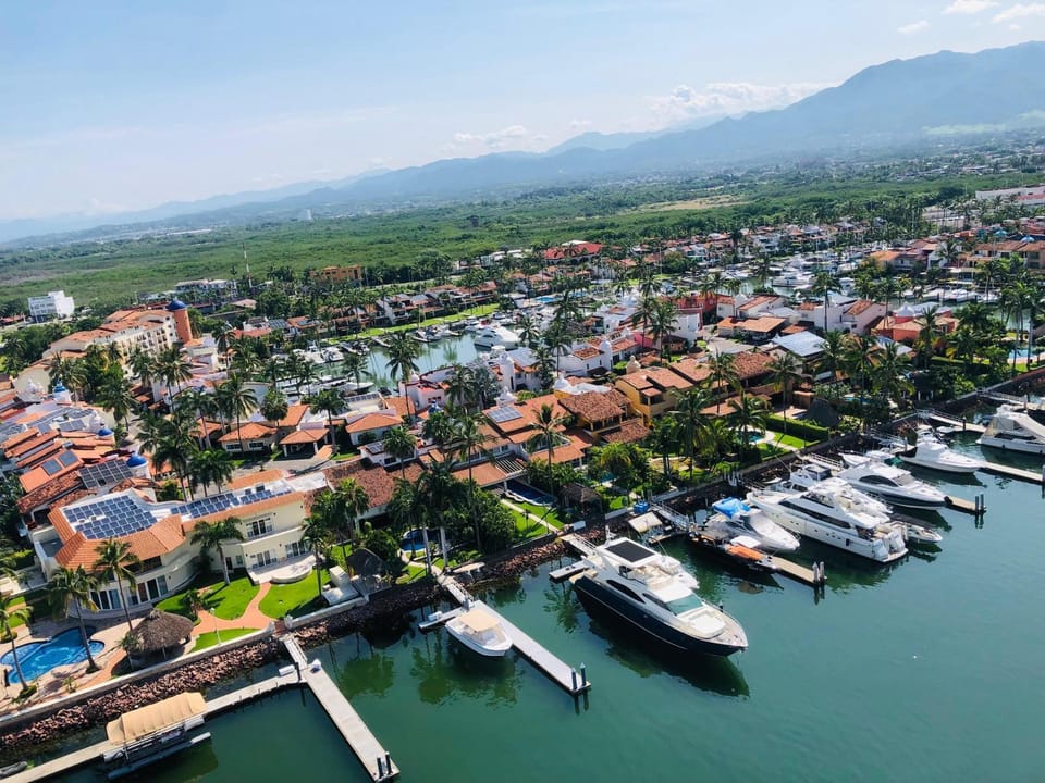 Day, Neighbourhood, Natural landscape, City view, Mountain view, Sea view, Street view
