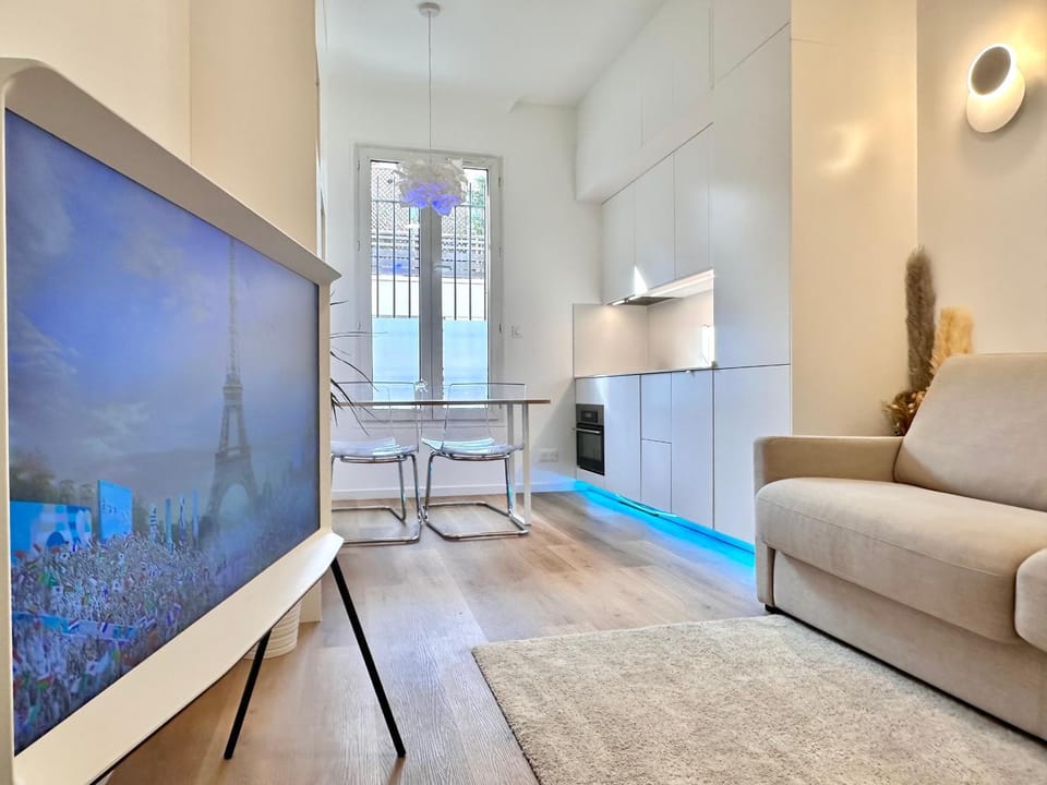 TV and multimedia, Kitchen or kitchenette, Living room, Seating area