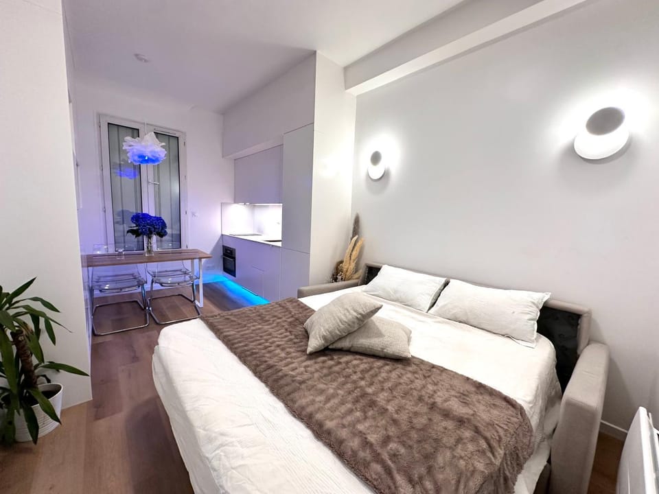 Bed, Living room