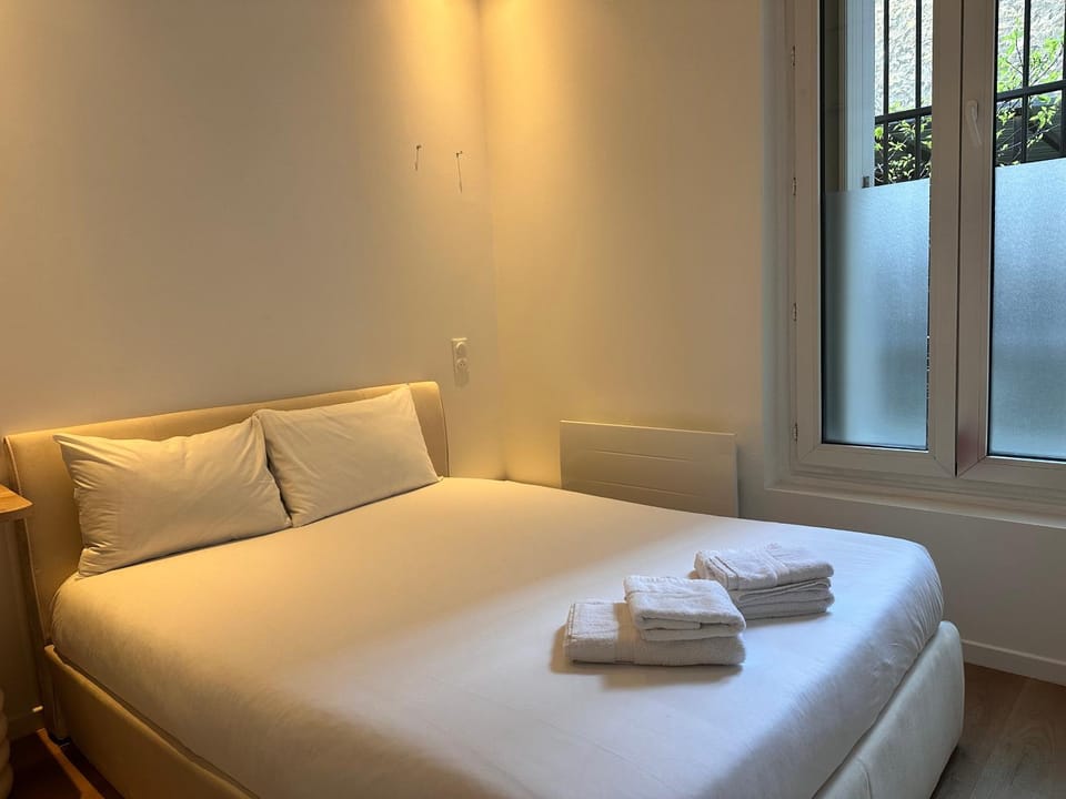 Bed, Photo of the whole room, Bedroom, towels