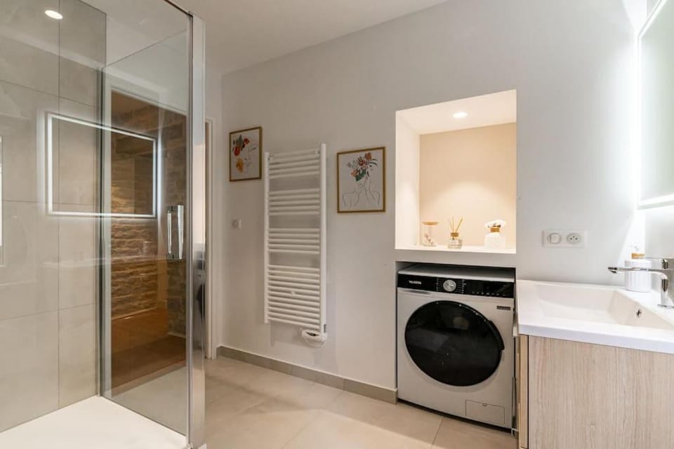 Shower, Bathroom, towels, washing machine