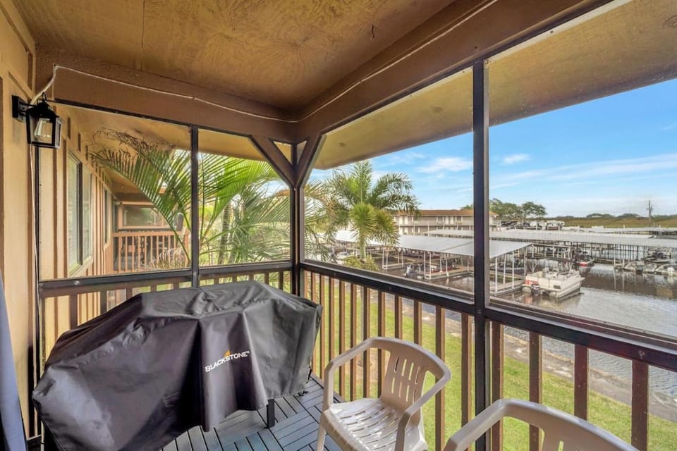 LakeView Fresh and New Bass N Sun King Bed Pool Apartment in Lake Okeechobee