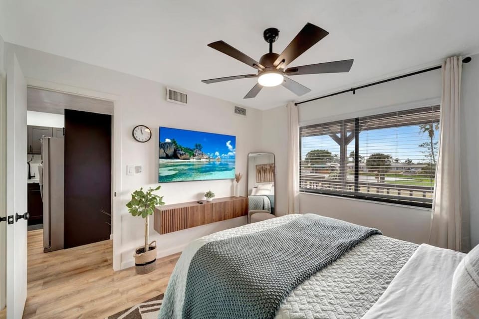 LakeView Fresh and New Bass N Sun King Bed Pool Apartment in Lake Okeechobee
