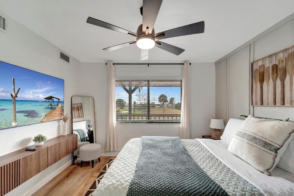 LakeView Fresh and New Bass N Sun King Bed Pool Apartment in Lake Okeechobee