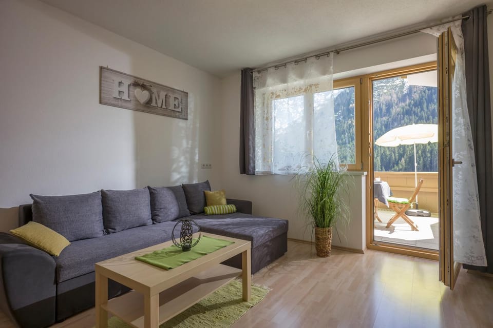 Spring, People, Living room, Photo of the whole room, Decorative detail, Mountain view, Family