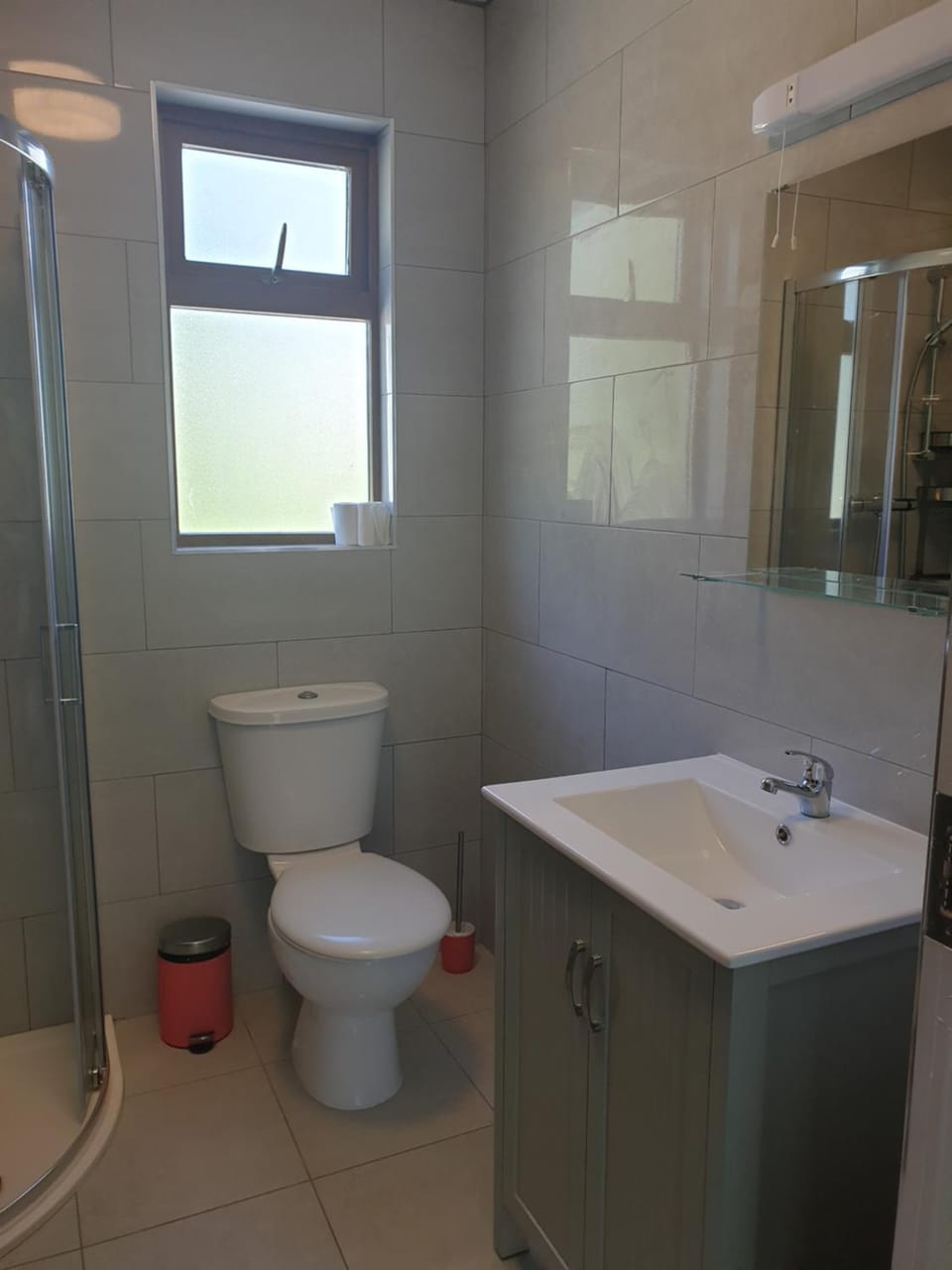 Lake lodging 1 mile from Dungloe max 2adult 1child Chalet in County Donegal