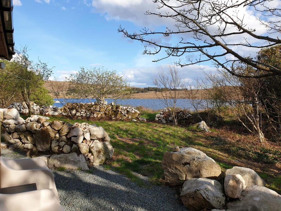 Lake lodging 1 mile from Dungloe max 2adult 1child Chalet in County Donegal