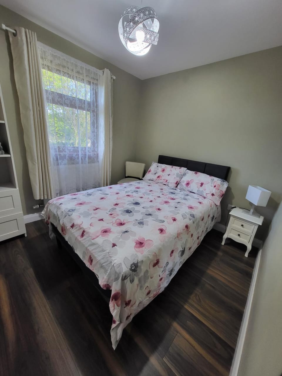 Lake lodging 1 mile from Dungloe max 2adult 1child Chalet in County Donegal