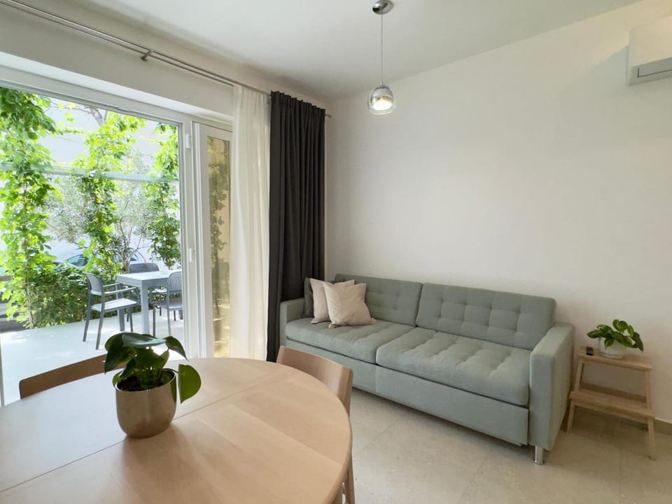 Patio, View (from property/room), Balcony/Terrace, Dining area, air conditioner