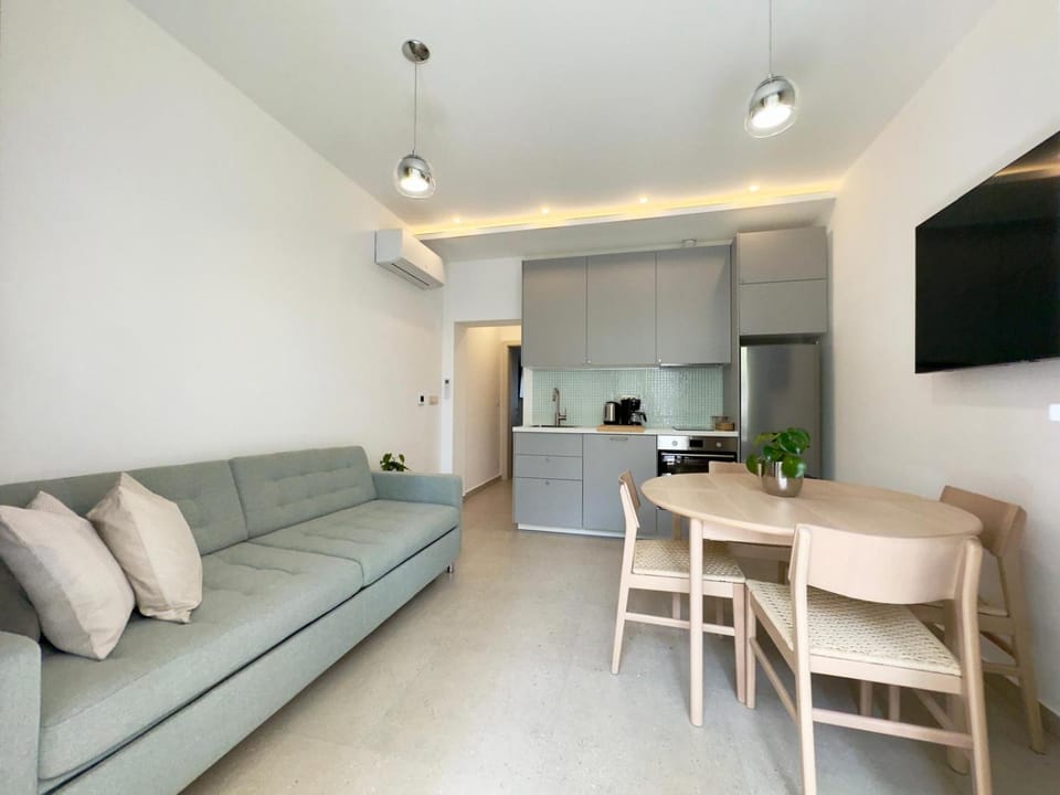 TV and multimedia, Kitchen or kitchenette, Living room, Seating area, Dining area, air conditioner