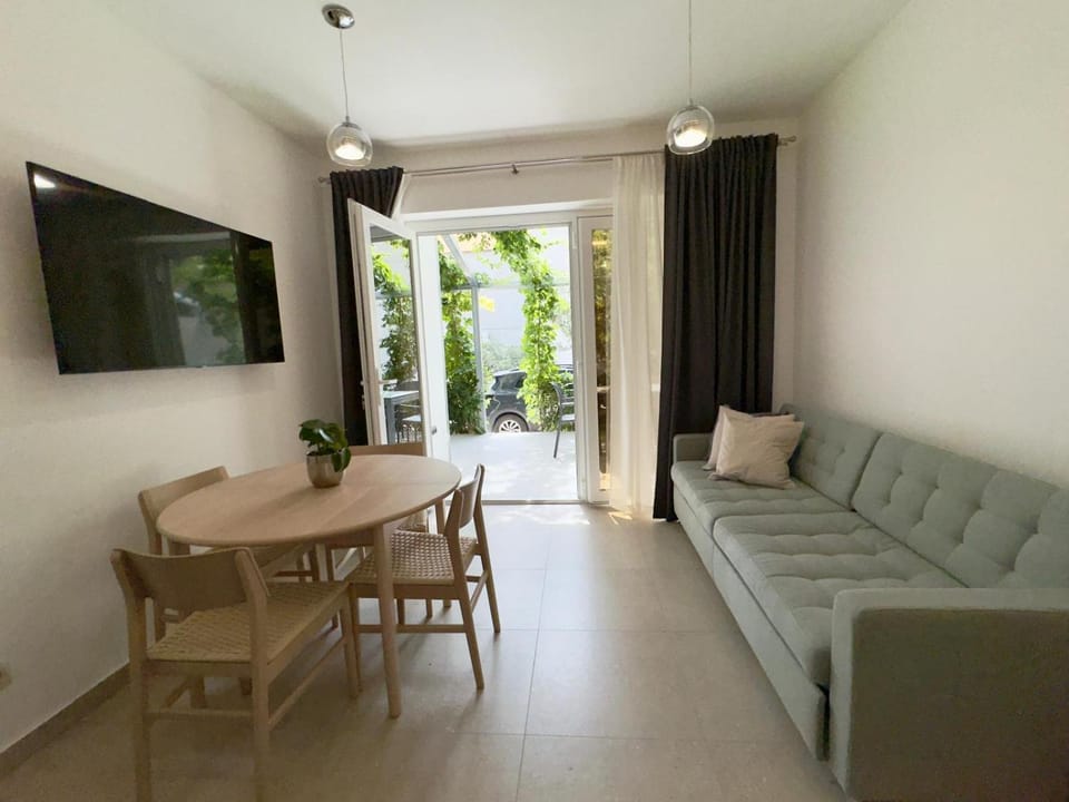 TV and multimedia, Living room, Seating area, Dining area, Garden view, air conditioner
