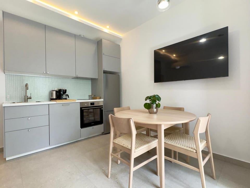 TV and multimedia, Coffee/tea facilities, Kitchen or kitchenette, Seating area, Dining area, dishwasher, oven, stove, toaster, air conditioner