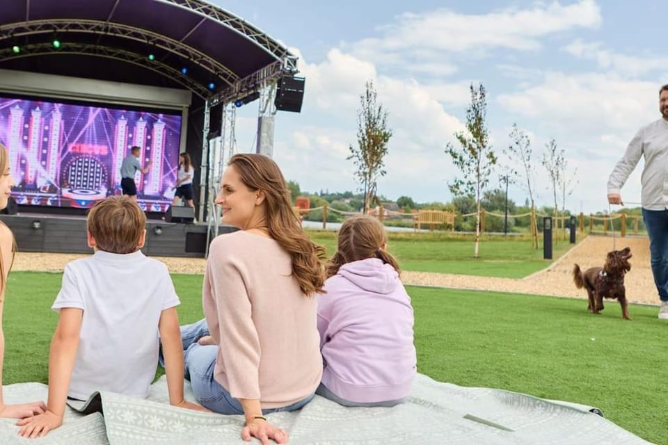 Day, Natural landscape, Evening entertainment, Garden view, Family