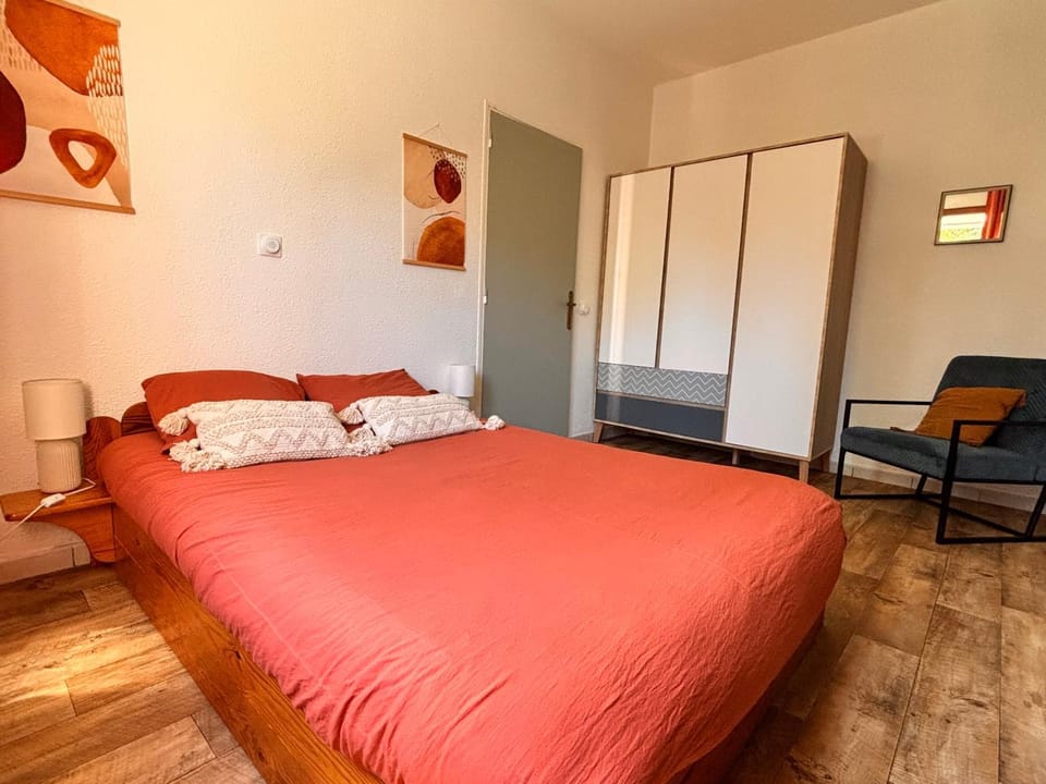 Bed, Photo of the whole room, Bedroom, wardrobe