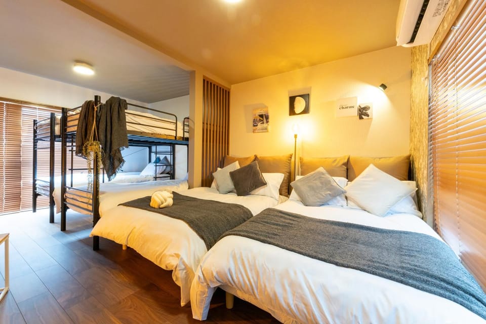 Bed, Photo of the whole room, bunk bed, towels