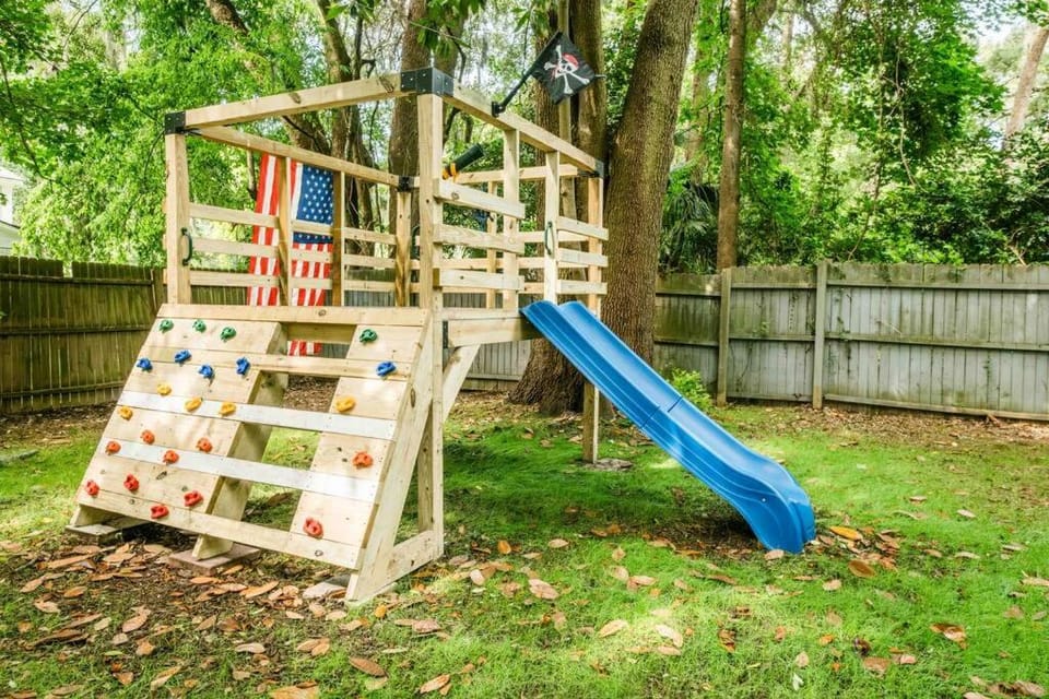 Sleeps 18 Island Home on Acre Hidden Speakeasy House in Wilmington Island