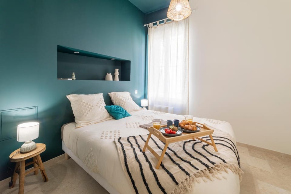 Bed, Photo of the whole room, Decorative detail