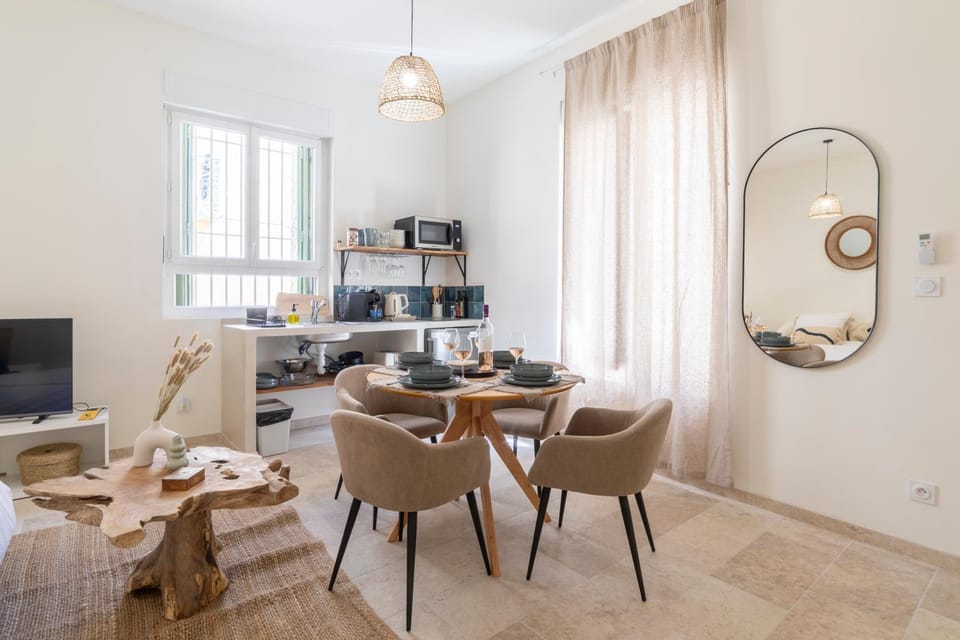 Kitchen or kitchenette, Living room, Seating area, Dining area