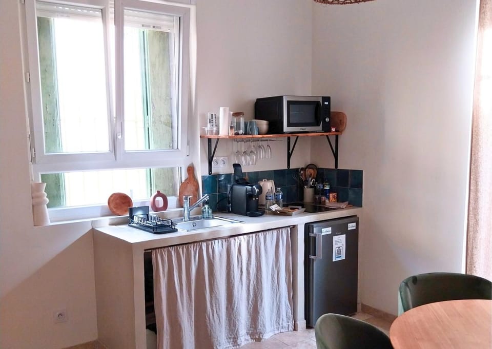 Coffee/tea facilities, Kitchen or kitchenette, stove, toaster