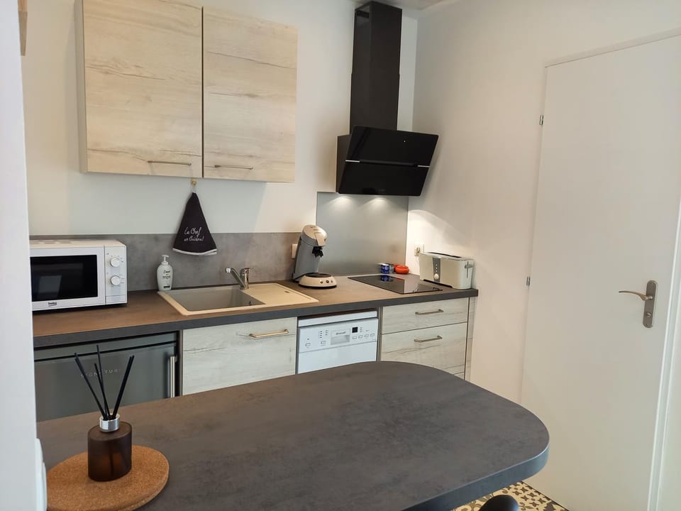 Coffee/tea facilities, Kitchen or kitchenette, Dining area, stove, toaster