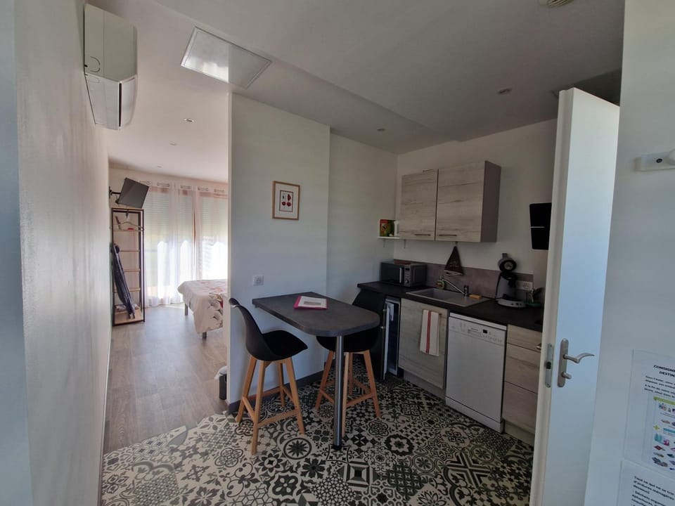 Kitchen or kitchenette, Dining area, stove, stove, kitchen, kitchen