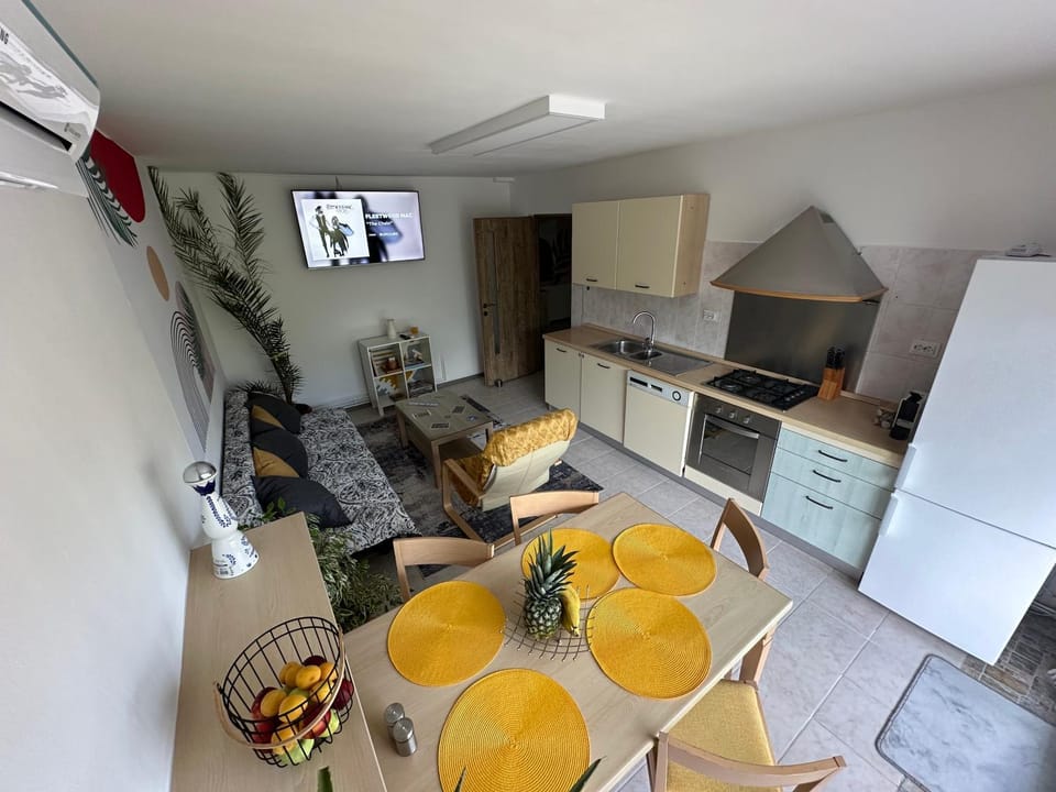 Communal lounge/ TV room, TV and multimedia, Living room, Dining area, oven, stove
