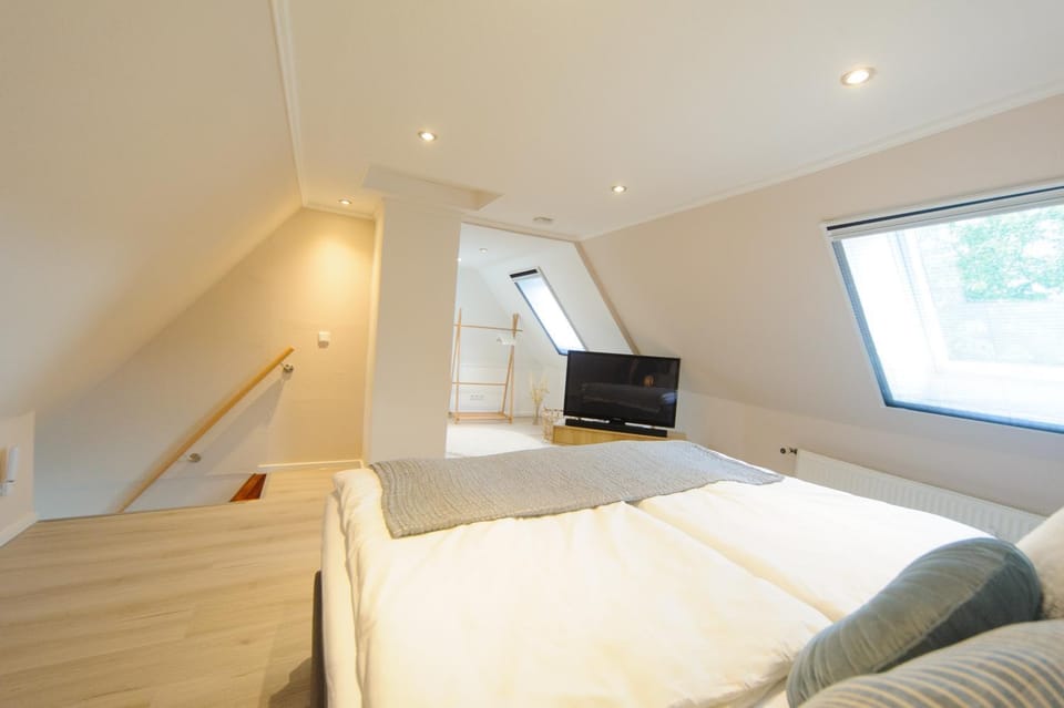 Bed, TV and multimedia, Photo of the whole room, Evening entertainment, Bedroom