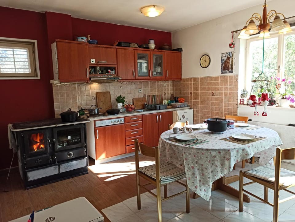 Kitchen or kitchenette, Dining area