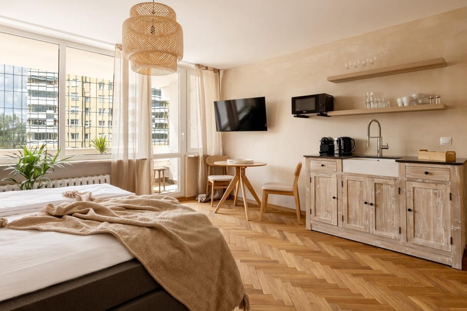 Bed, TV and multimedia, Kitchen or kitchenette, Photo of the whole room, Dining area