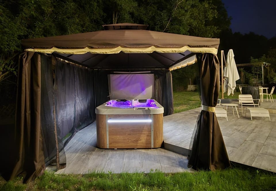 Hot Tub, Spa and wellness centre/facilities