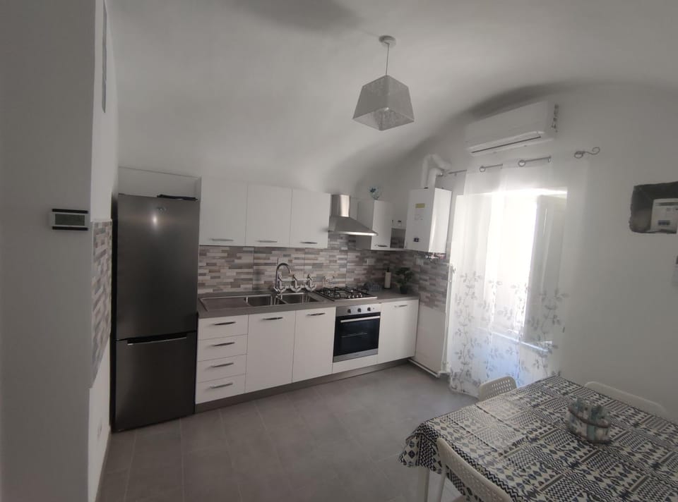 Kitchen or kitchenette, Photo of the whole room, oven, stove