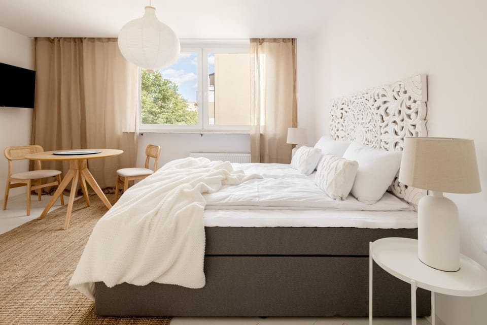 Bed, Photo of the whole room, Dining area, Bedroom