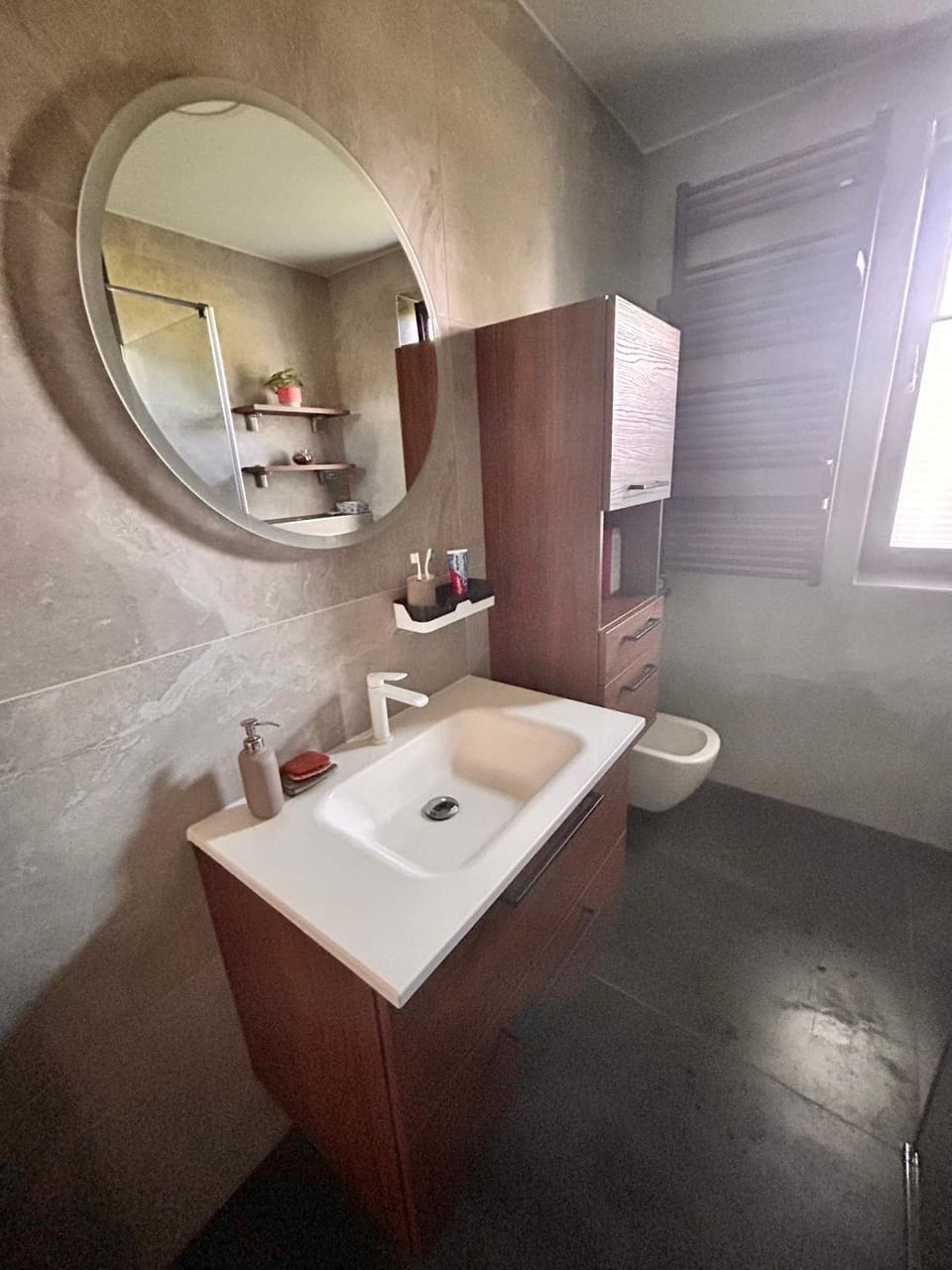 Bathroom, towels
