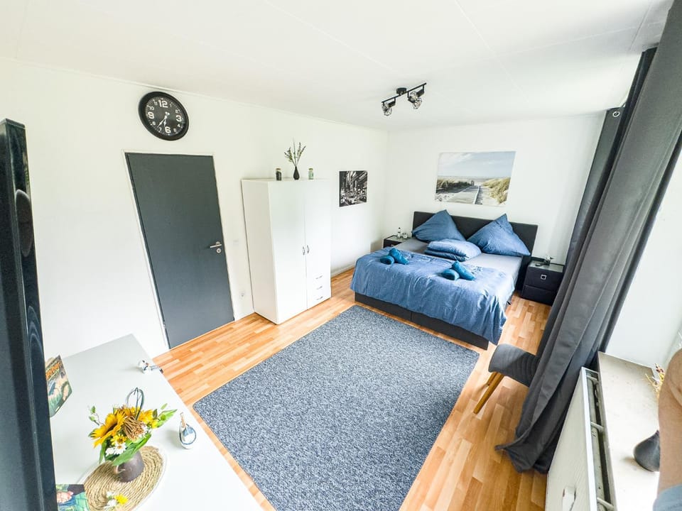 Bed, TV and multimedia, Bedroom