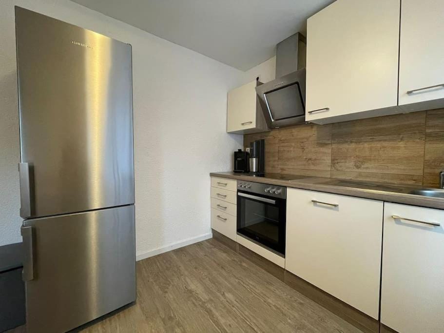 Kitchen or kitchenette, dishwasher, stove