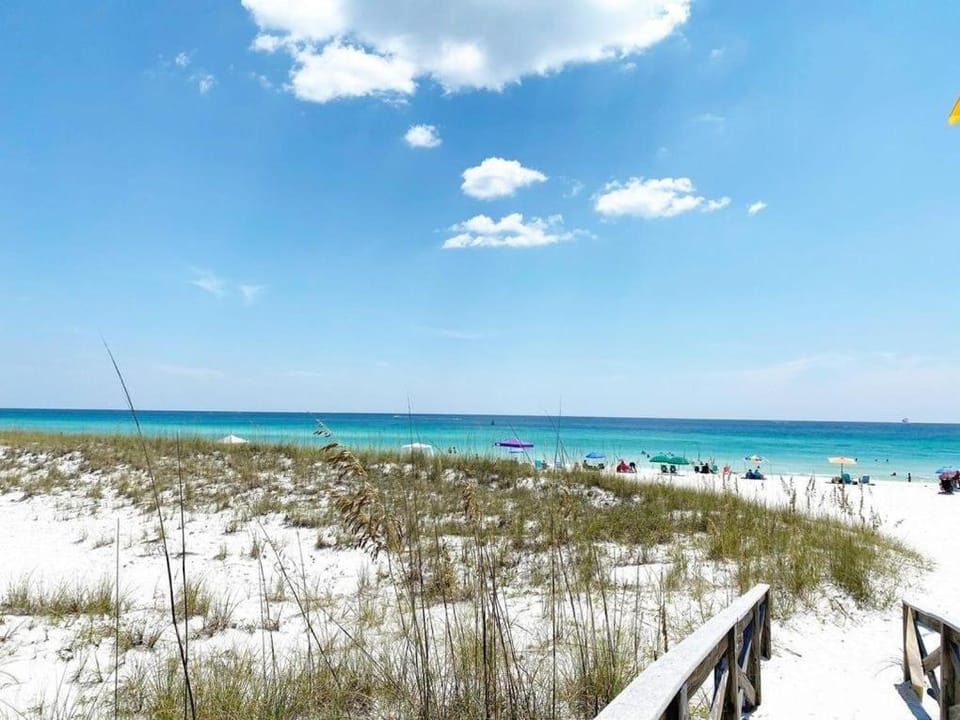 Dest-Zen Gated Beach Access Game Room House in Destin