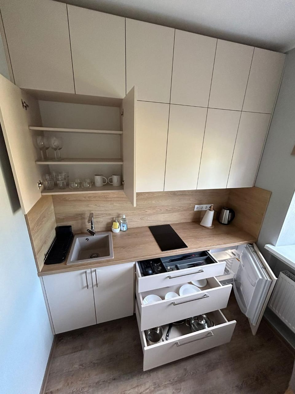 Coffee/tea facilities, Kitchen or kitchenette, stove
