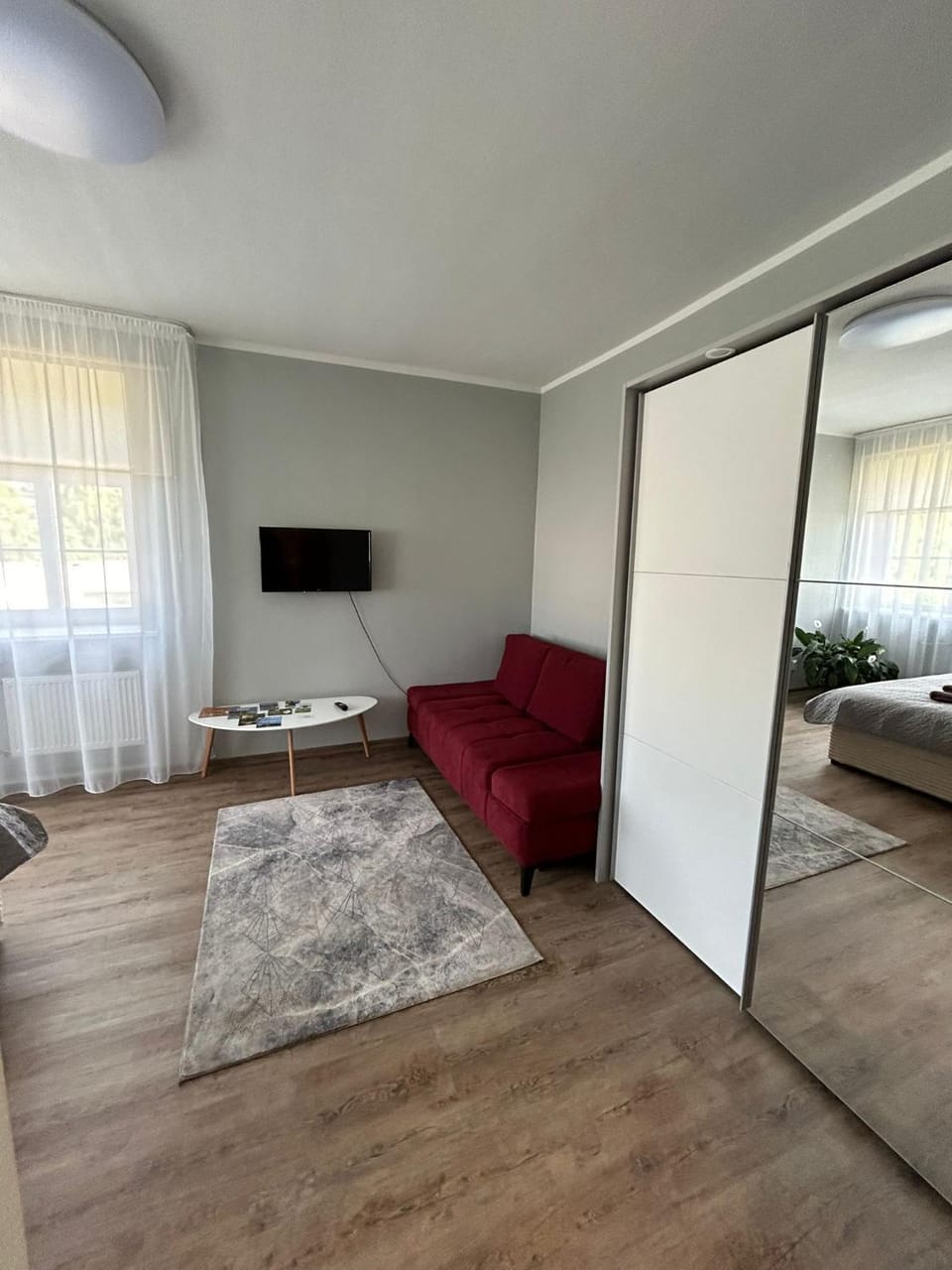 Bed, TV and multimedia, Photo of the whole room, Seating area, Bedroom
