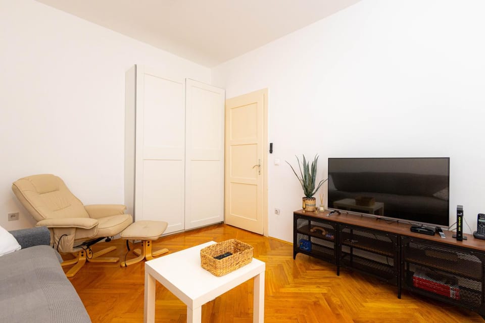 Communal lounge/ TV room, TV and multimedia, Living room, Seating area