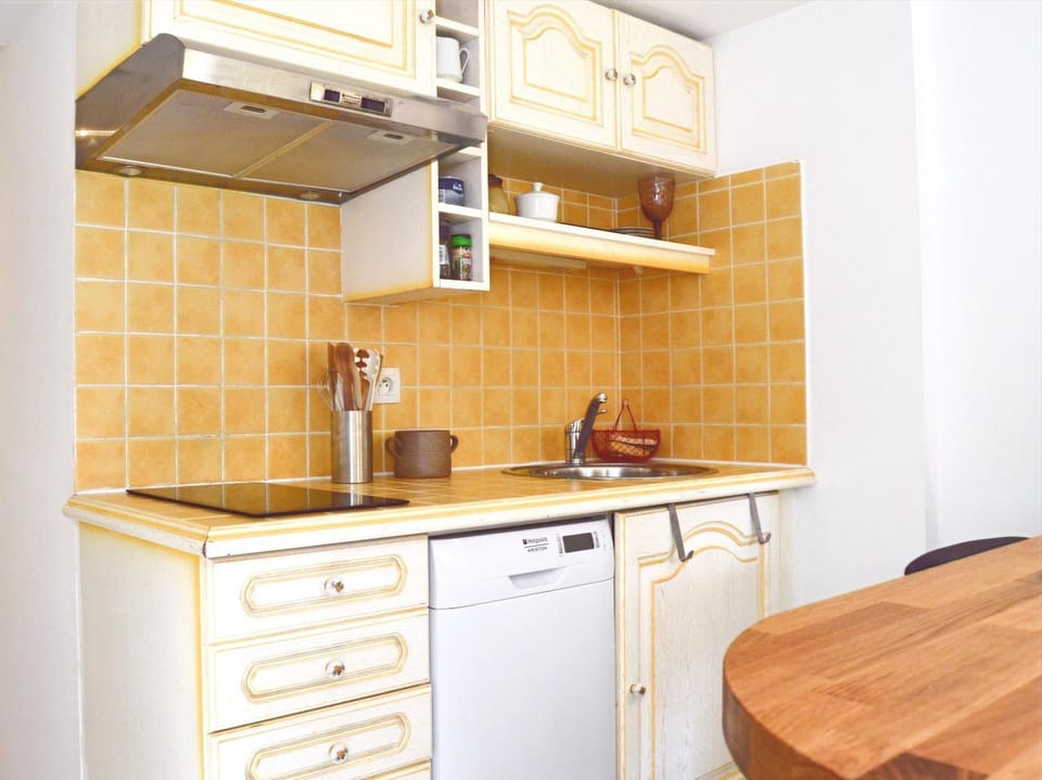 Kitchen or kitchenette, pet friendly, stove