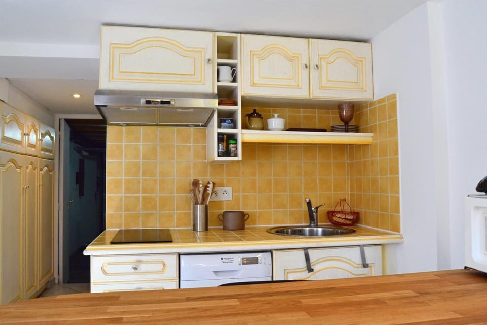 Kitchen or kitchenette, pet friendly, stove