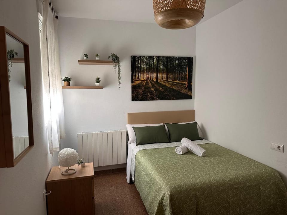 Bed, Photo of the whole room, Bedroom, internet, towels