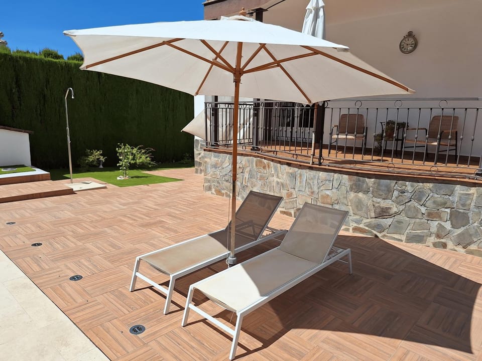 Swimming pool, sunbed