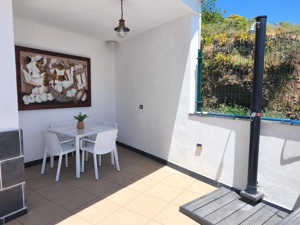 Shower, Patio, Day, Balcony/Terrace, Dining area