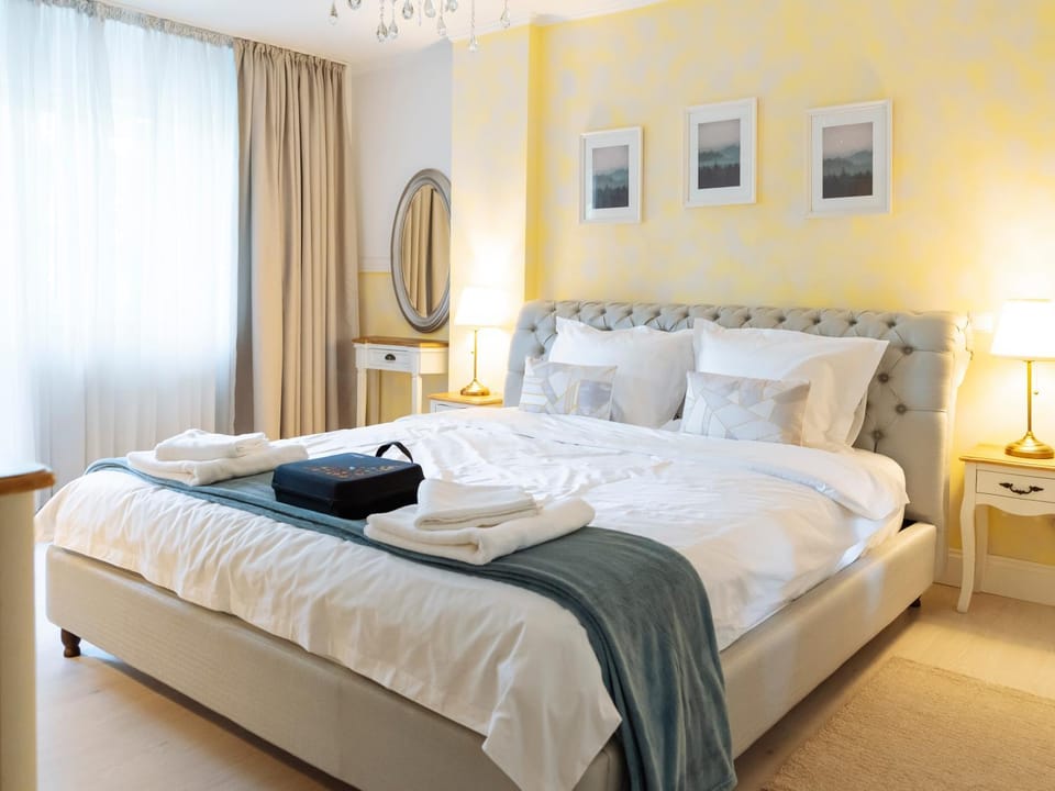 Bed, Photo of the whole room, Bedroom, towels