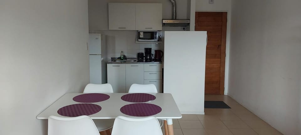 Coffee/tea facilities, Kitchen or kitchenette, Dining area, stove